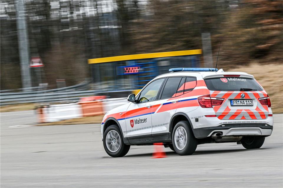 Rallye-Fahrerin Jutta Kleinschmidt schult Einsatzkräfte des Malteser-Rettungsdienstes hinter dem Steuer.Jason Tschepljakow/dpa
