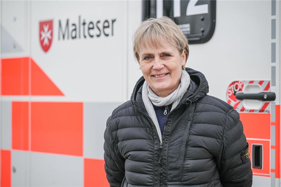Rallye-Fahrerin Jutta Kleinschmidt schult Einsatzkräfte des Malteser-Rettungsdienstes hinter dem Steuer.Jason Tschepljakow/dpa