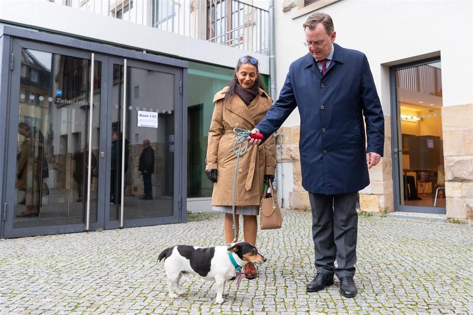Ramelow mit Frau und Hund bei der Stimmabgabe zur Landtagswahl in Thüringen im Jahr 2019. (Archivbild)Robert Michael/dpa-Zentralbild/dpa