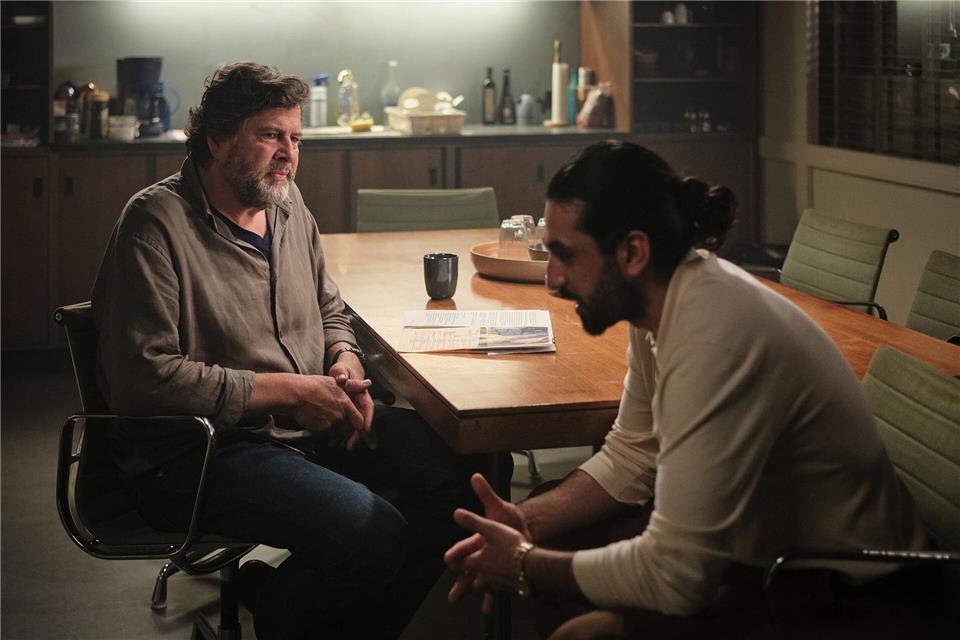 Ramin Taremi (rechtst, Omid Memar) wird in dem neuen „Tatort: Innere Angelegenheiten“ verdächtigt. Er ist ein Intensivtäter, der in diesem Fall aber seine Unschuld beteuert.Benoît Linder/SWR/dpa