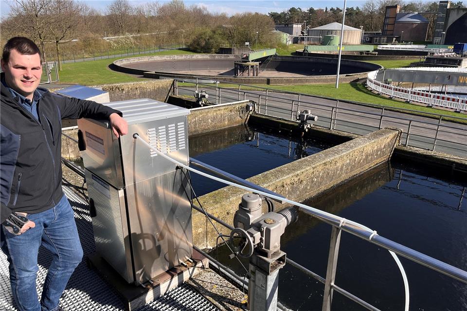 Ramon Wolsink, Betriebsleiter der Kläranlage, vor dem Filterbecken, in dem die vierte Reinigungsstufe getestet wird.