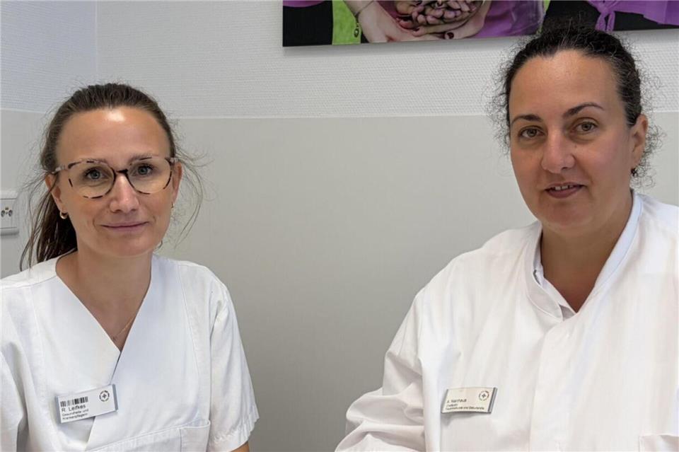 Ramona Leifkes (links) macht seit Anfang 2026 die Fortbildung zur Endo-Nurse am St.-Marien-Krankenhaus in Ahaus. Die Weiterbildung findet in enger Zusammenarbeit mit Chefärztin Alexandra Nienhaus statt.