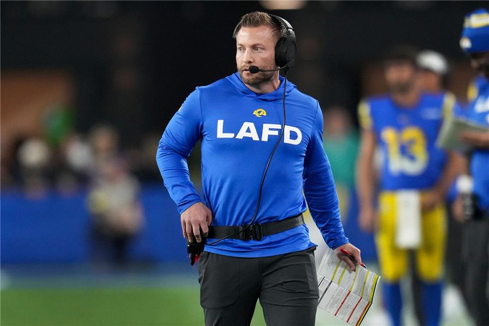 Rams-Trainer Sean McVay trug die Abkürzung für die Feuerwehr in Los Angeles auf der Brust.Ross D. Franklin/AP/dpa