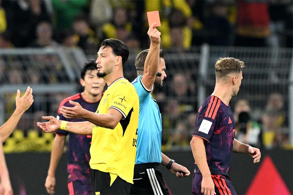 Ramy Bensebaini ist im Franz-Beckenbauer-Supercup vom Platz geflogen. Federico Gambarini/dpa