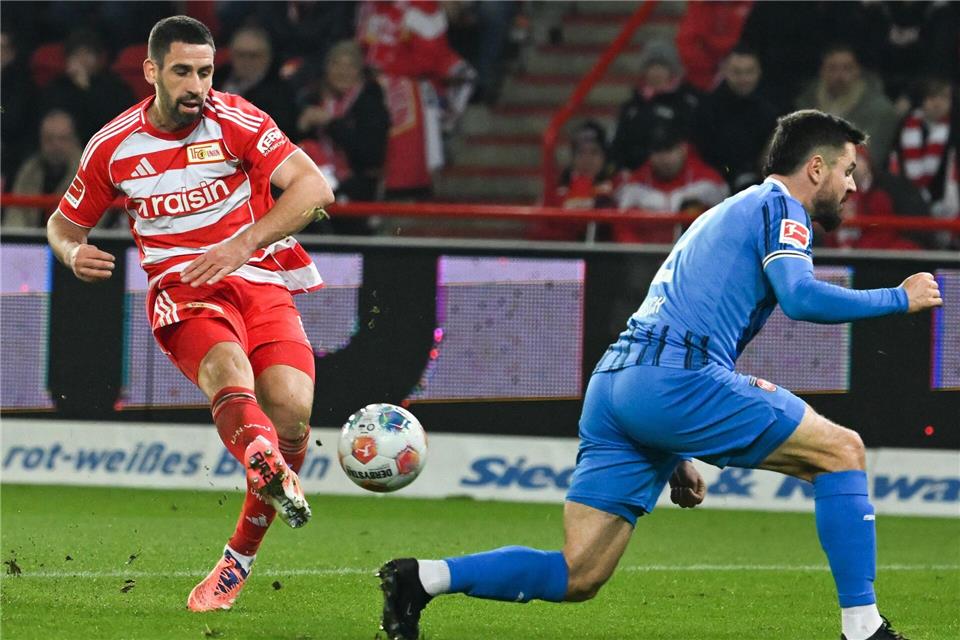 Rani Khedira (l) avancierte erneut zum Matchwinner für Union Berlin.Soeren Stache/dpa