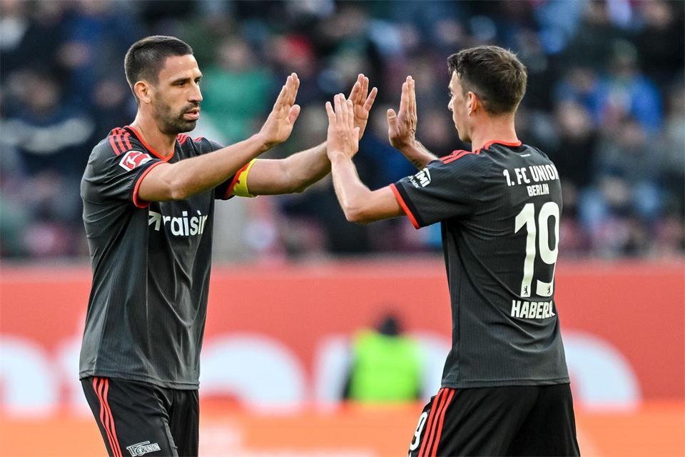 Rani Khedira und Torschütze Janik Haberer (r) sprachen nach Abpfiff von einem gewonnenen Punkt in Augsburg. Harry Langer/dpa