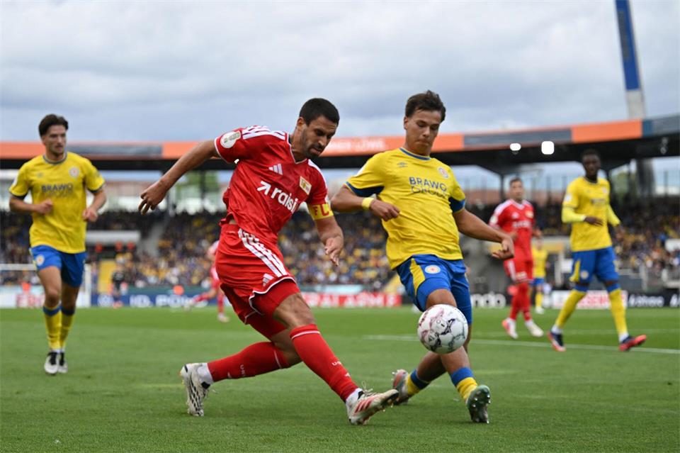 Rani Khedira von Union Berlin (l) und Max Marie von Eintracht Braunschweig im Zweikampf.Swen Pförtner/dpa