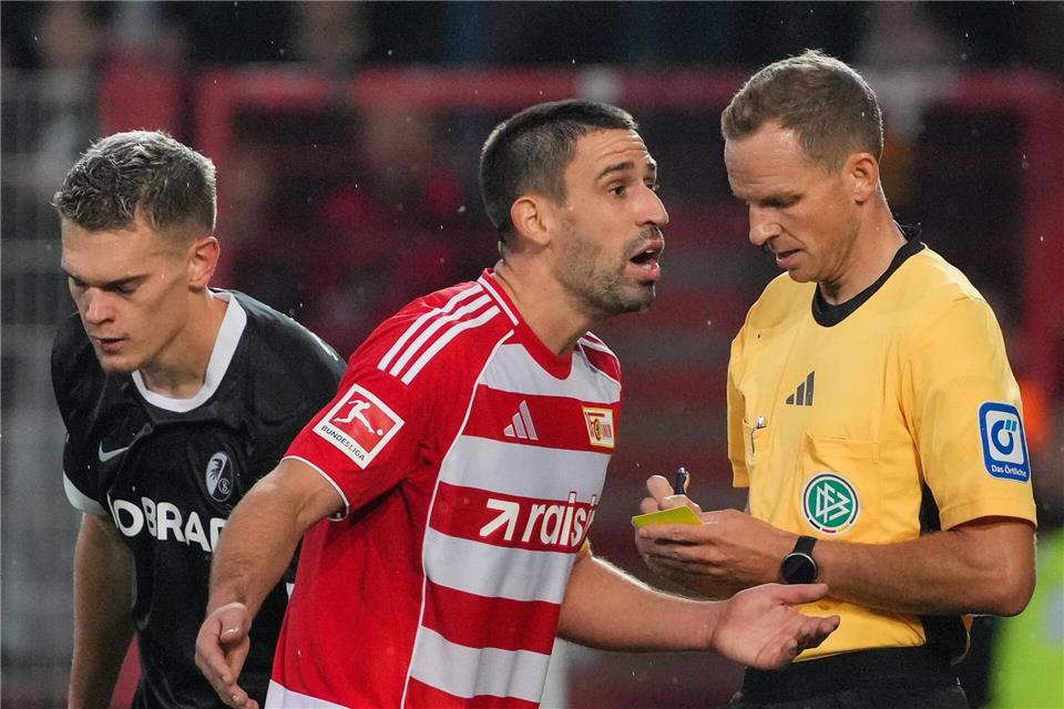 Video-Schiri kassiert Tore ein: Union gegen Freiburg 0:0 Rani Khedria kann eine Entscheidung von Schiedsrichter Storks nicht verstehen. Soeren Stache/dpa