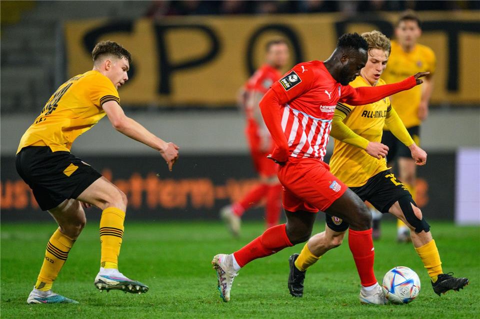 Raphael Assibey-Mensah (M) spielte selbst ein Jahr in Zwickau. (Archivbild)Robert Michael/dpa