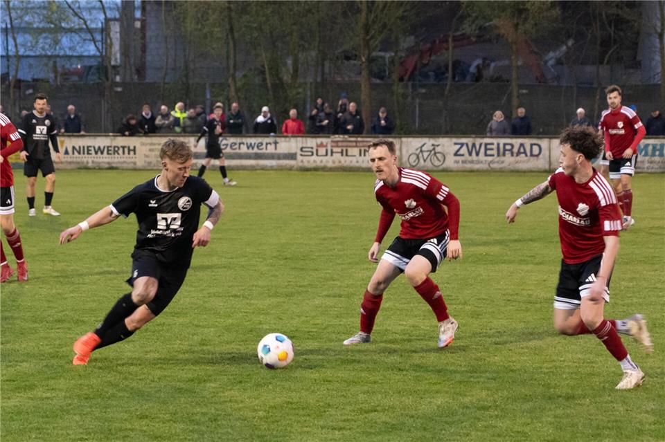 Raphael Niehoff (links) verließ mit dem SC Reken nach knapp acht Monaten die Abstiegsplätze.