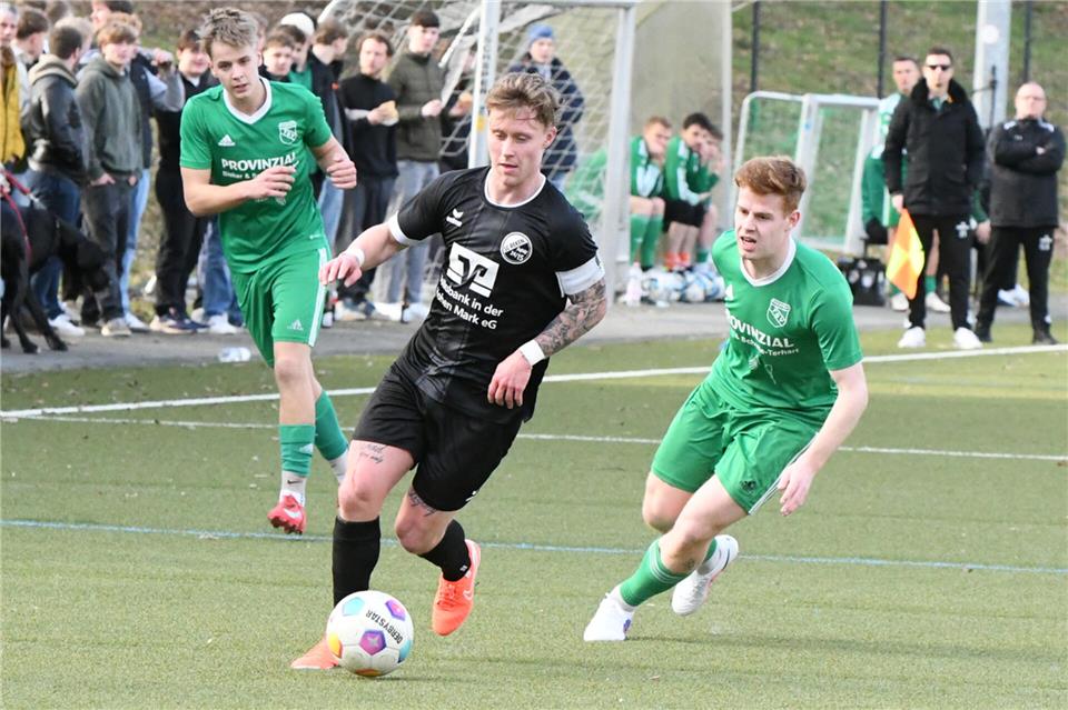 Raphael Niehoff (mitte) und der SC Reken wollen am Sonntag mit einem Sieg ihren positiven Trend unterstreichen.