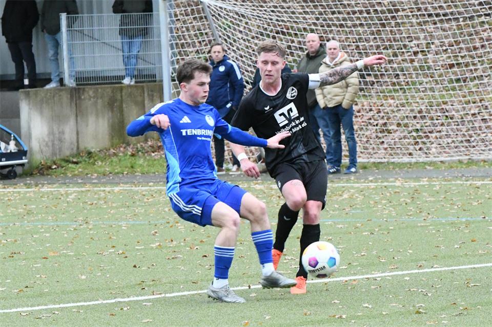 Raphael Niehoff (rechts), hier noch im Trikot des SC Reken, muss weiter auf den ersten Einsatz für seinen neuen Club Viktoria Heiden warten – Knieprobleme bremsen den Spielmacher aus.
