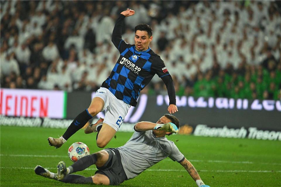 Raphael Obermair (hier im Zweikampf mit Hannovers Torwart Nahuel Noll am vergangenen Sonntag) fehlt dem Aufstiegsaspiranten Paderborn im Saisonendspurt.Swen Pförtner/dpa