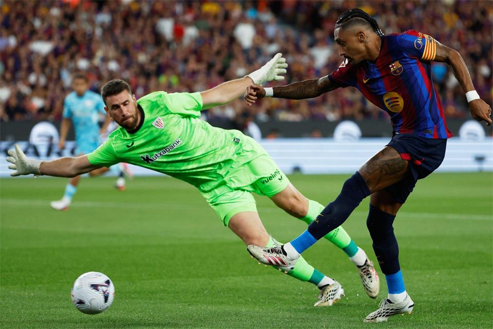 Raphinha erzielte das Führungstor für den FC Barcelona.Joan Monfort/AP/dpa