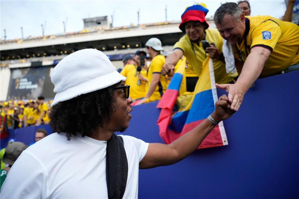 Rapper Jay-Z mit ecuadorianischen Fans. (Archivbild)Matt Slocum/AP/dpa