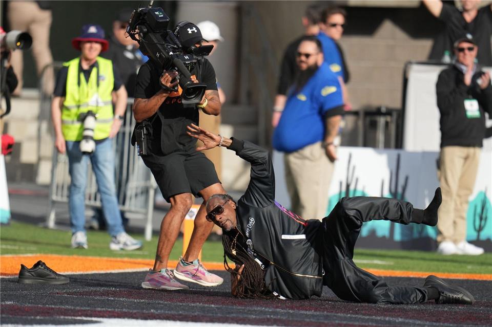 Rapper Snoop Dogg versucht einen Kickoff zu fangen.Rick Scuteri/AP/dpa