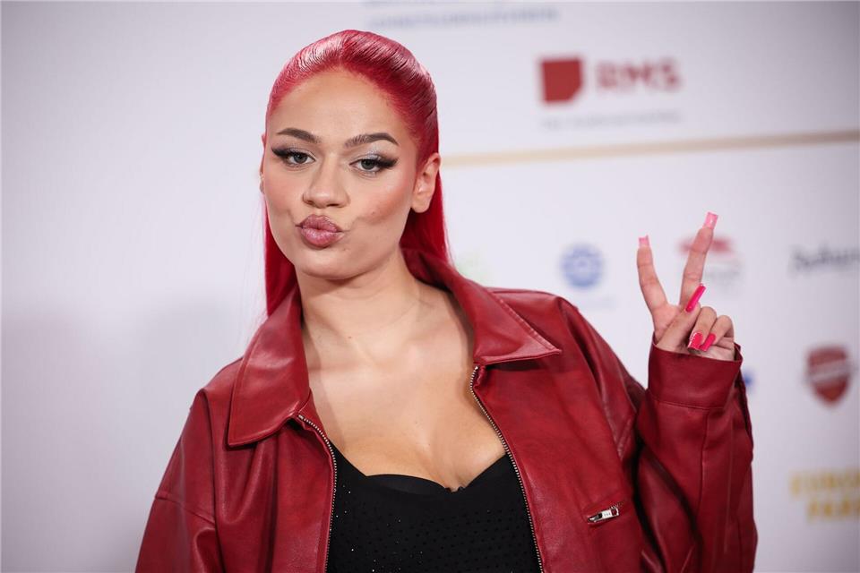 Rapperin Badmómzjay wird als „Gamechanger“ geehrt Rapperin Badmómzjay erhält eine Auszeichnung des Magazins „Glamour“ (Archivbild). Christian Charisius/dpa