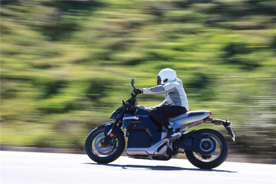 Rasante Beschleunigung und leiser Sound: Das kombinieren elektrische Motorräder wie die Honda WN7.Ciro Meggiolaro/Honda/dpa-tmn