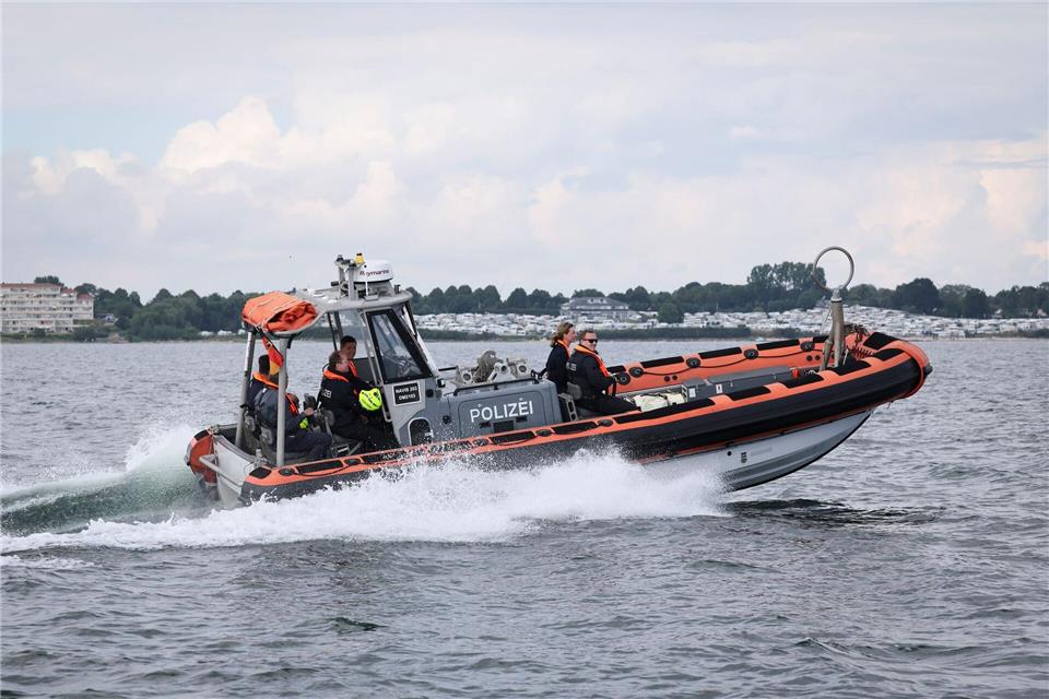 Dobrindt: Neue Bedrohungslage für Bundespolizei See Rasante Fahrt von Innenminister Dobrindt im Schnellboot der Bundespolizei See.Christian Charisius/dpa
