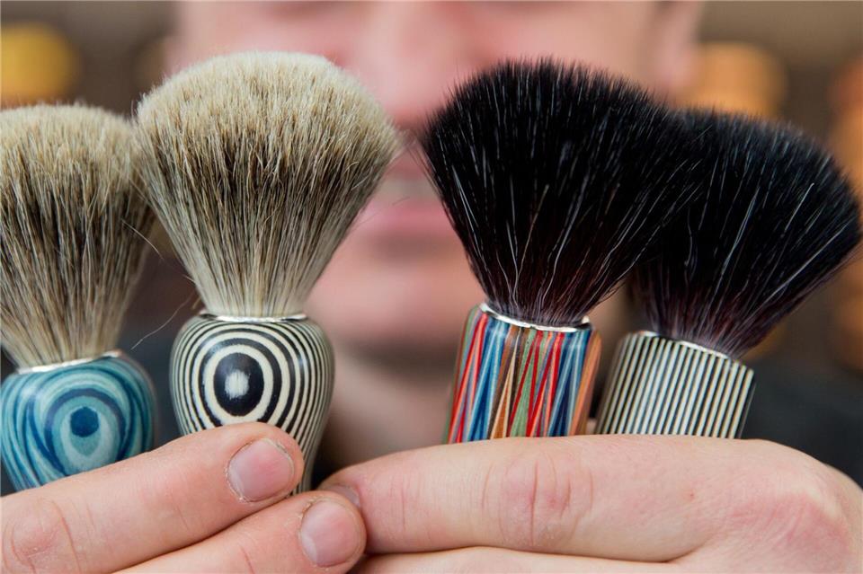 Rasierpinsel mit herkömmlichen Borsten (l, Dachshaar) und veganen Borsten (Kunsthaar): Viele Pinsel enthalten Tierhaare – etwa vom Marder oder seiner Verwandten. Ihre Gewinnung ist eng mit der Pelzindustrie verbunden.Daniel Karmann/dpa/dpa-tmn
