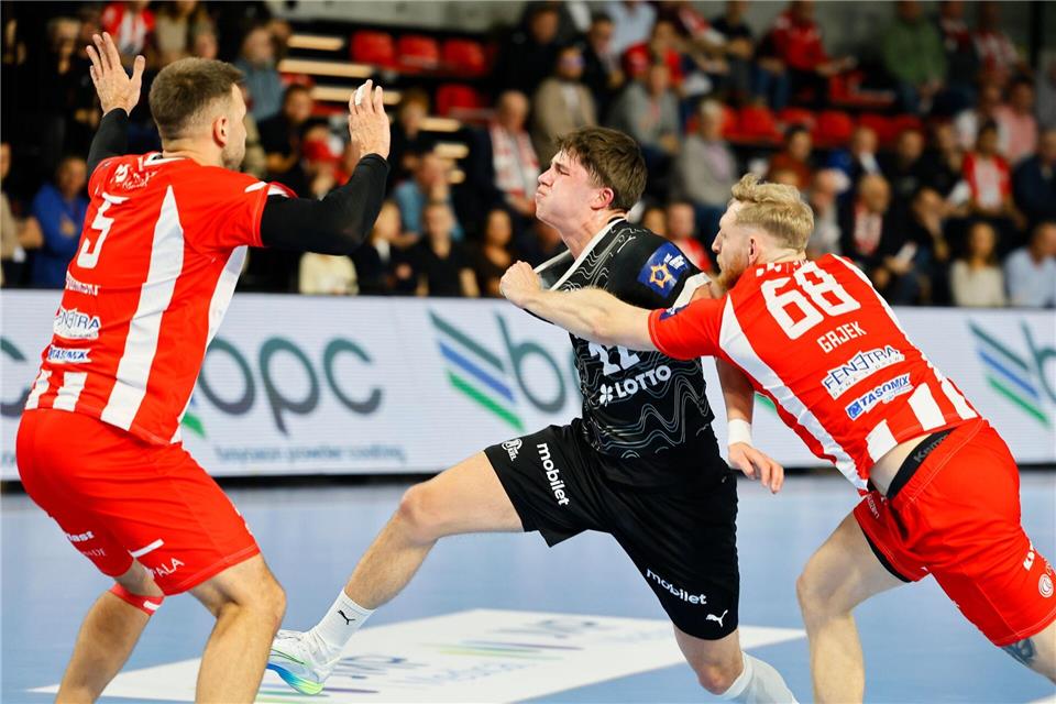 Rasmus Ankermann (M) war einer der besten Kieler Spieler in der Partie bei RK Nexe Nasice. (Archivbild)Tomasz Wojtasik/PAP/dpa