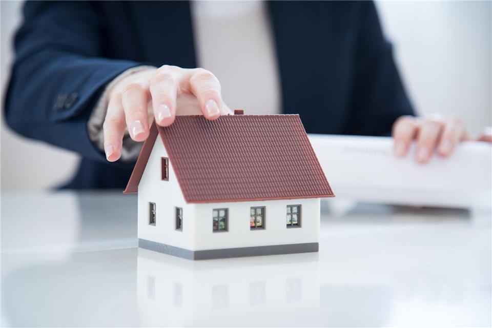 Raten nicht bedient? Wenn Eigentümer sich ihre Immobilienfinanzierung nicht mehr leisten können, kann es dazu kommen, dass die finanzierende Bank das Haus oder die Wohnung zwangsversteigern lässt.picture alliance/dpa/dpa-tmn