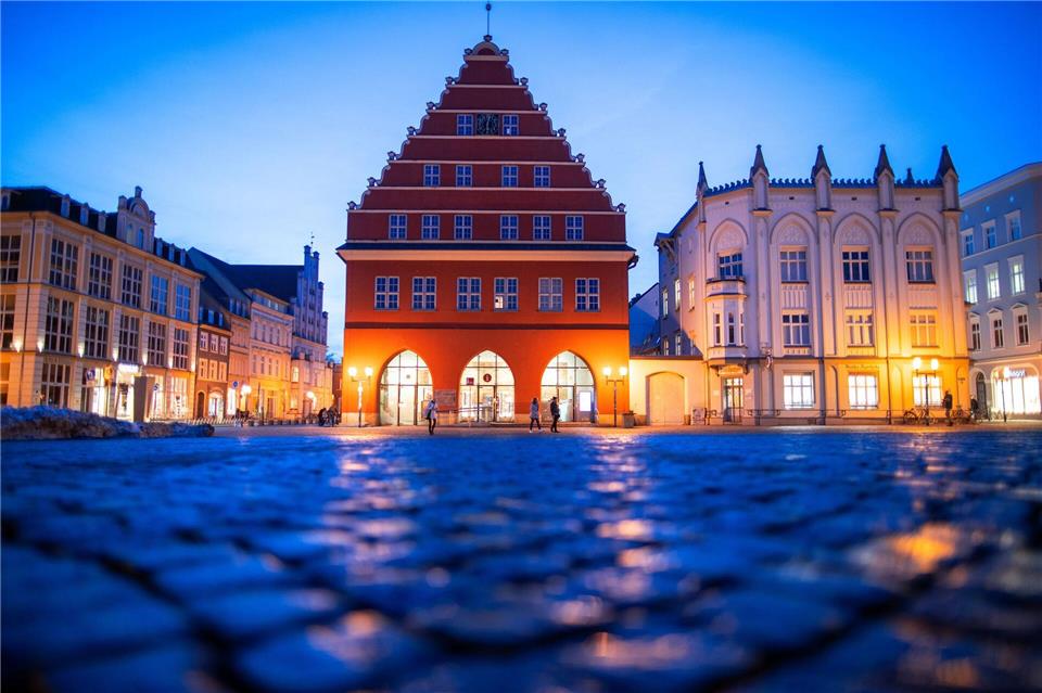 Rathaus und Wohngebäude in Greifswald: Die Mietpreisbremse soll hier bis in den Herbst 2028 gelten. (Symbolbild)Jens Büttner/dpa-Zentralbild/ZB