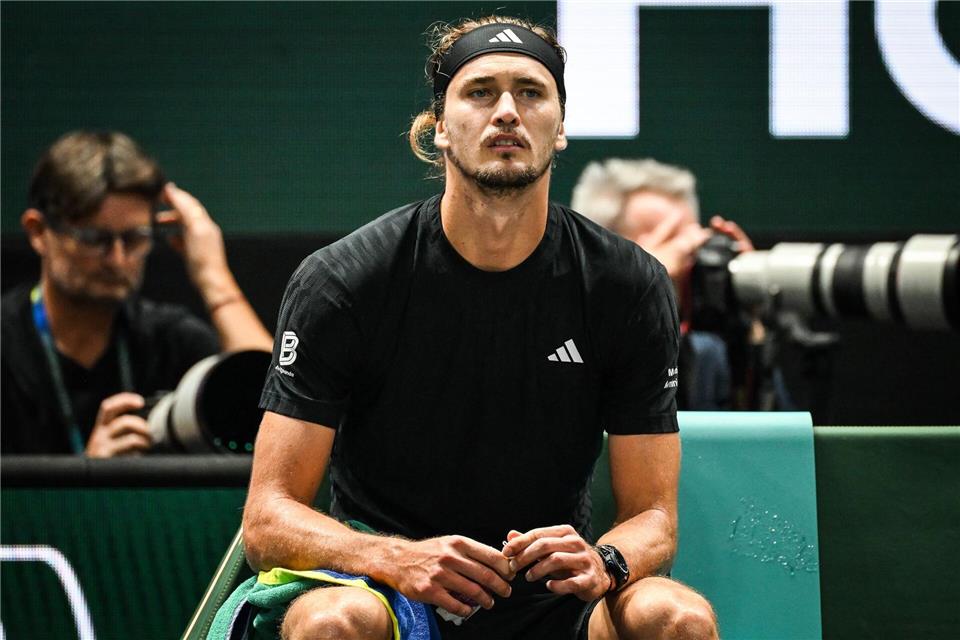 Ratlos auf dem Stuhl: Gegen Sinner steht Zverev nur 62 Minuten auf dem Platz. Matthieu Mirville/ZUMA Press Wire/dpa