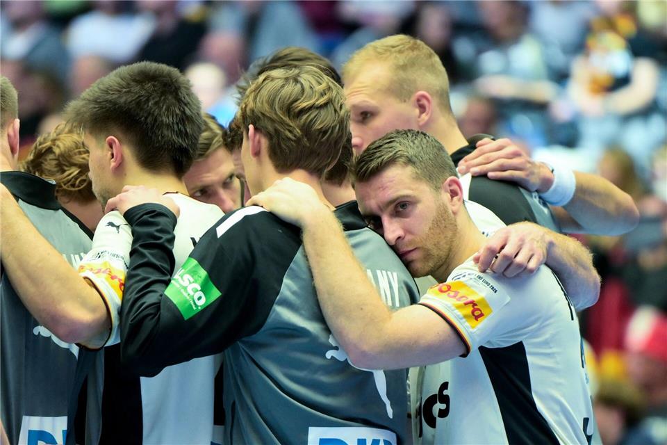 Ratlos und enttäuscht: Deutschlands Handballer nach dem zweiten EM-Spiel.Sina Schuldt/dpa