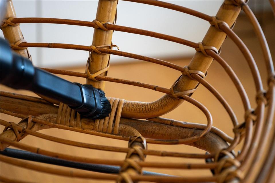 Rattanmöbel schonend reinigen: Staub lässt sich am einfachsten mit einem Staubsauger mit Bürstenaufsatz entfernen.Zacharie Scheurer/dpa-tmn