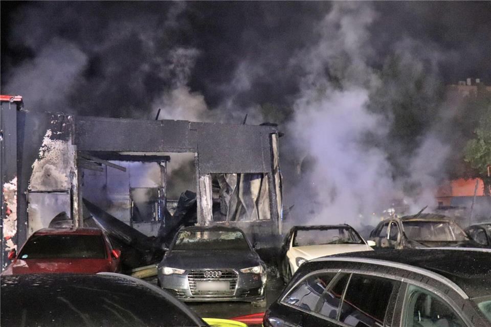 Rauch steigt auf dem Gelände des Autohauses auf.Priebe/pr-video/dpa