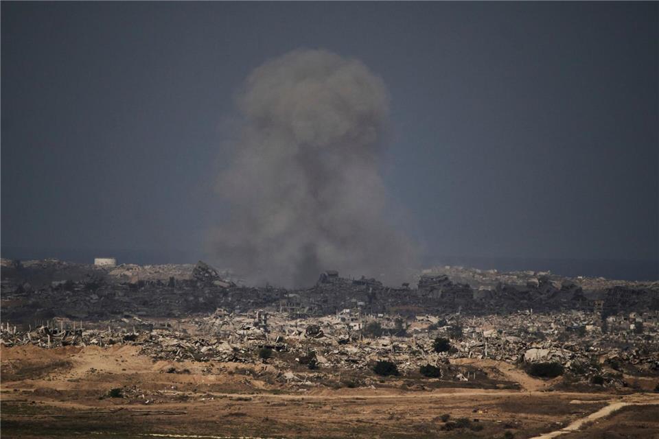 Rauch steigt auf nach einem israelischen Militärschlag im nördlichen Gazastreifen. Leo Correa/AP/dpa