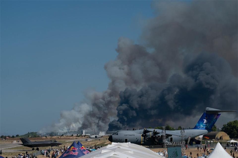 Rauch steigt auf, nachdem ein Kampfflugzeug der griechischen Luftwaffe bei einer Flugshow nördlich von Athen abgestürzt ist.Uncredited/AP/dpa
