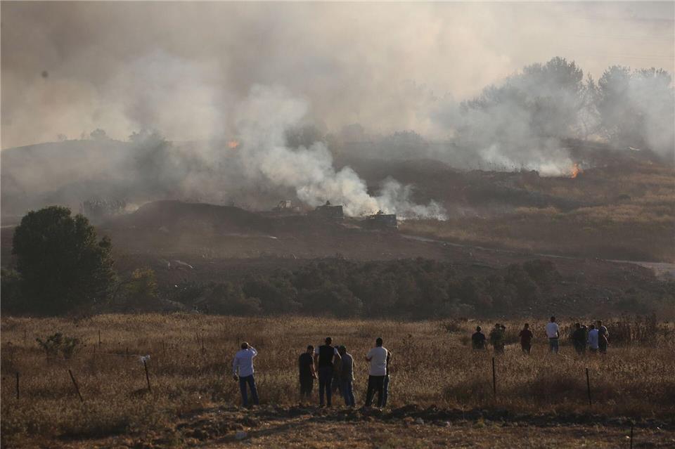 Rauch steigt auf, nachdem israelische Siedler landwirtschaftliche Felder im Dorf Tell westlich von Nablus im besetzten Westjordanland in Brand gesetzt haben.Nedal Shtieh/JNA via ZUMA Press Wire/dpa