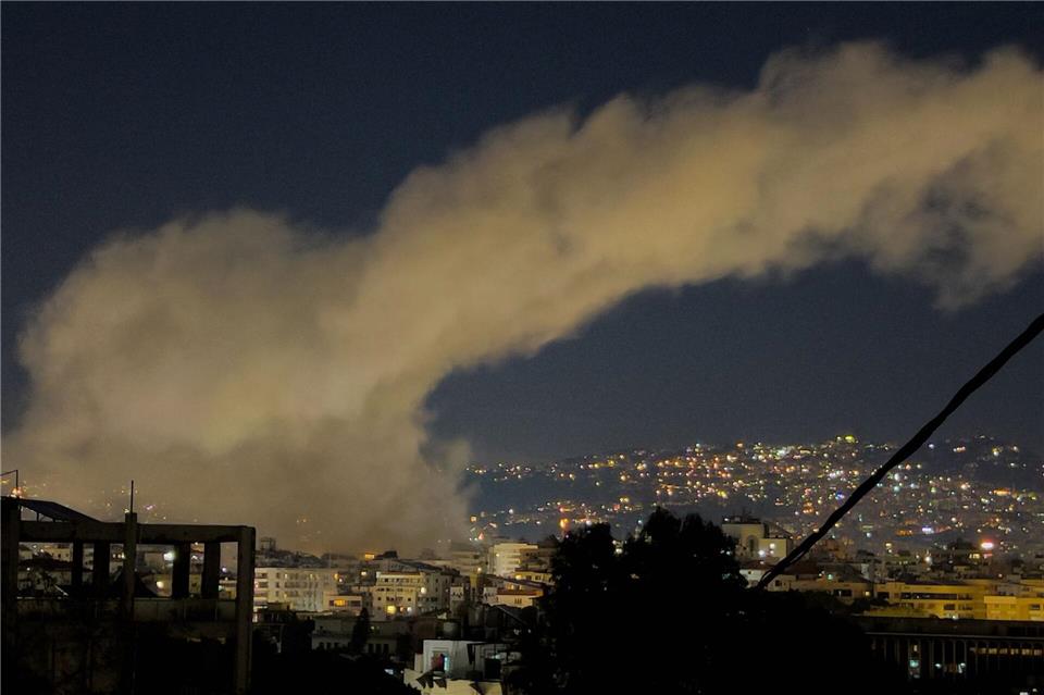 Rauch steigt auf von israelischen Luftangriffen auf Dahieh, einem südlichen Vorort von Beirut im Libanon.Hussein Malla/AP/dpa