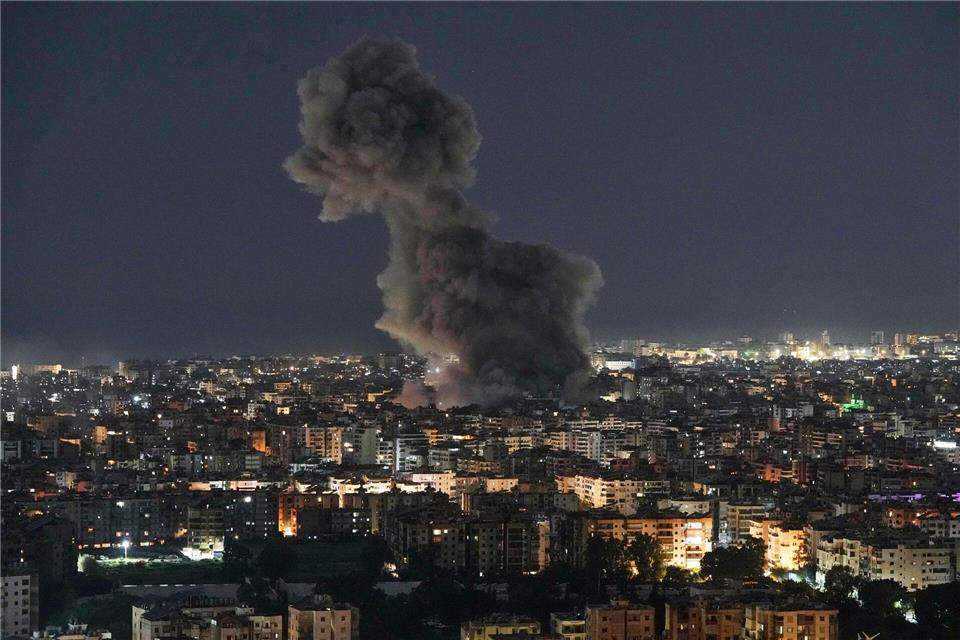 Rauch steigt auf von israelischen Luftangriffen in Dahieh, einem südlichen Vorort von Beirut.Bilal Hussein/AP/dpa