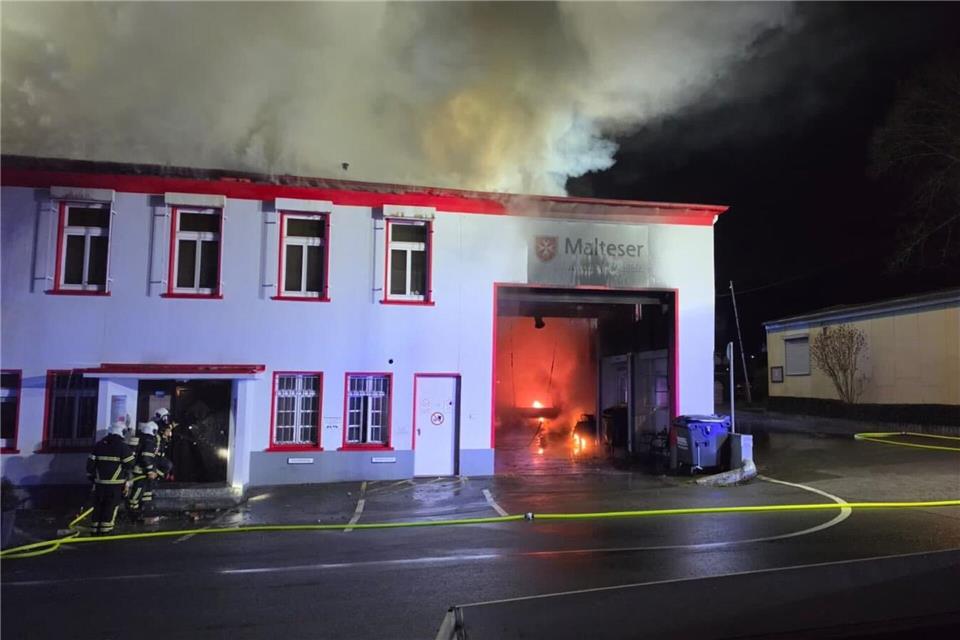 Rauch steigt von der Rettungswache auf. Die Feuerwehr ist im Einsatz.Uncredited/Gianni Gattus/dpa
