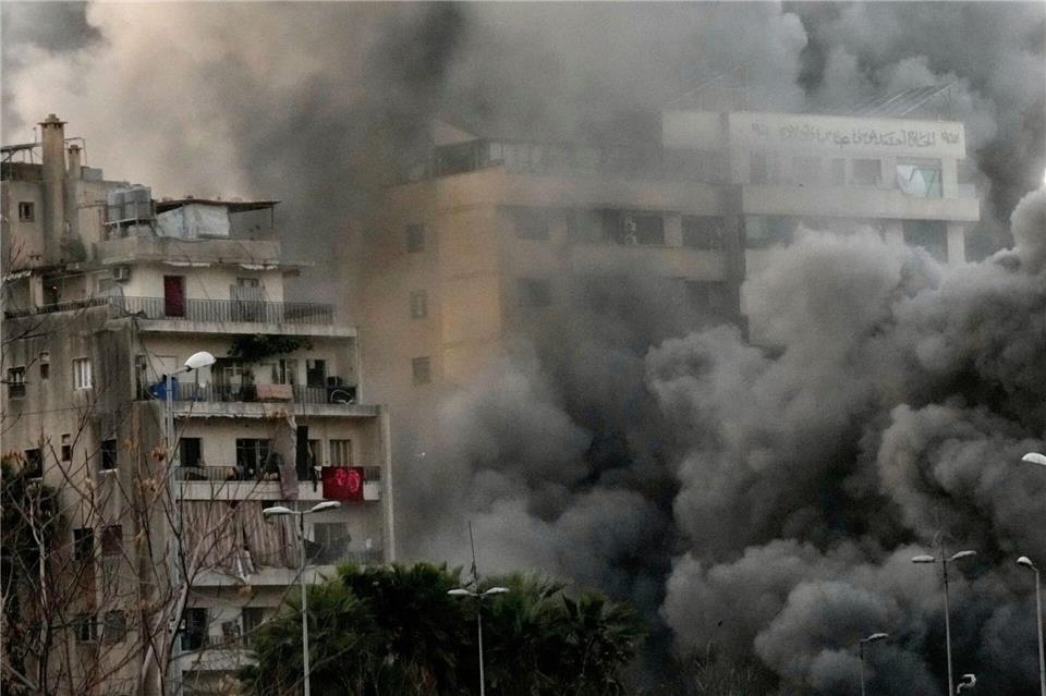 Rauch steigt von einem Gebäude auf, das von einem gezielten israelischen Angriff im Zentrum von Beirut getroffen wurde.Hussein Malla/AP/dpa