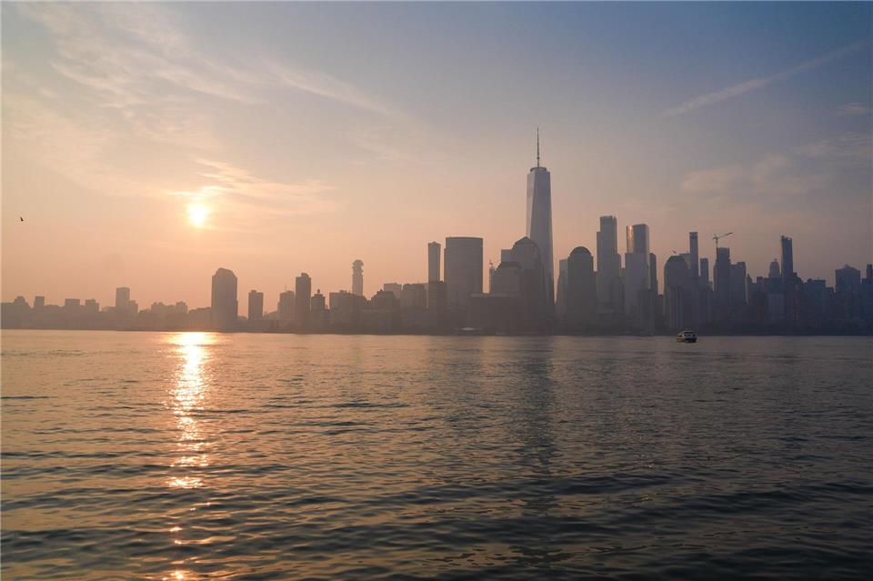 Rauch trübt die Luft in der Millionenmetropole New York. Ryan Murphy/FR172324 AP/AP/dpa