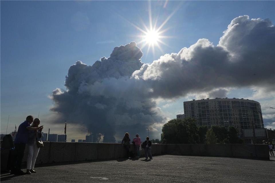 Rauch über St. Petersburg nach einem Drohnenangriff auf ein dortiges Lager des Online-Händlers Wildberries. (Archivbild)Uncredited/AP/dpa