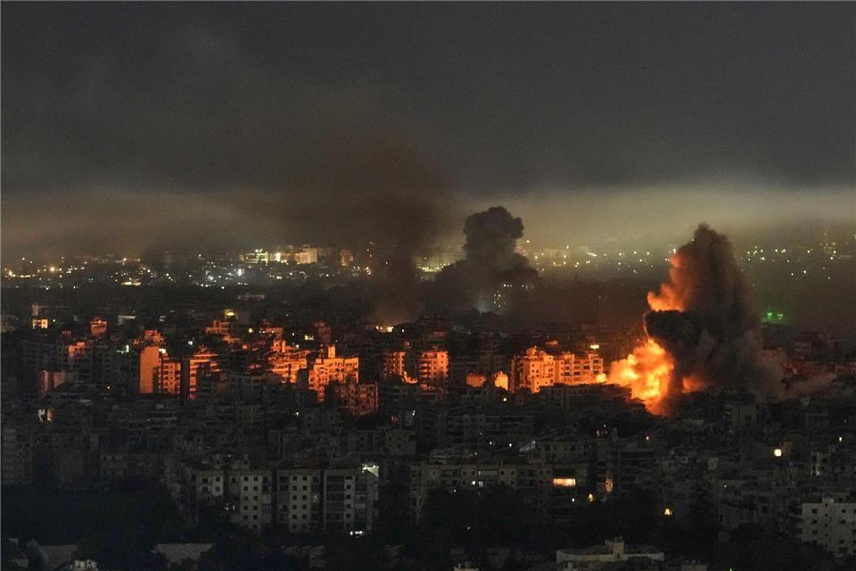 Rauch und Flammen steigen auf nach einem israelischen Luftangriff in Dahija, den südlichen Vororten von Beirut.Bilal Hussein/AP/dpa