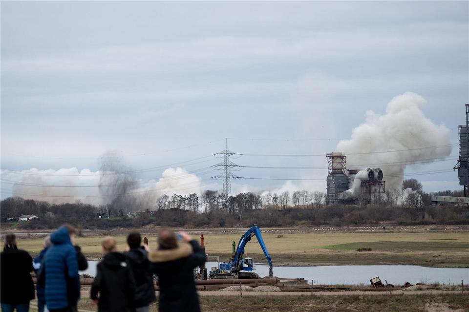 Rauch und Staub steigt nach der Sprengung am früheren Kohlekraftwerk auf.Fabian Strauch/dpa