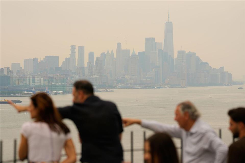 Rauch verhüllt die Skyline von New York.Seth Wenig/AP/dpa