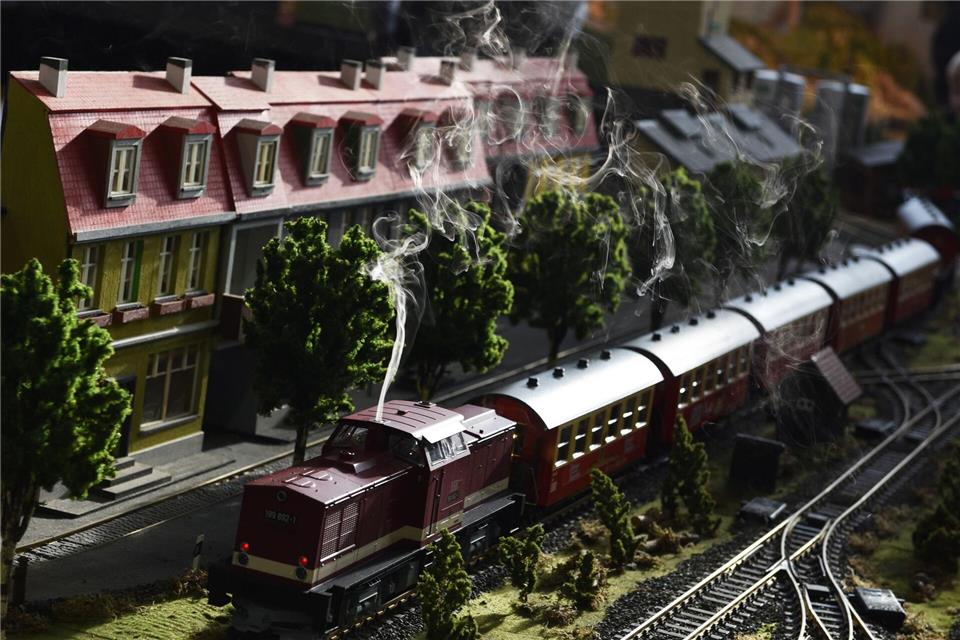 Rauchen erlaubt: Mit dem richtigen Zubehör geben auch Modell-Dampfloks echte Rauchzeichen.Uwe Zucchi/dpa/dpa-tmn