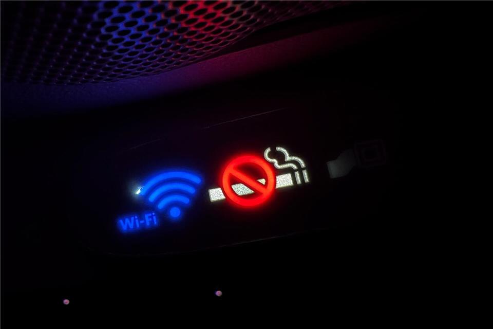 Rauchen: verboten. Im Netz surfen: erlaubt. Ein WLAN-Symbol leuchtet an Bord eines Airbus A350.Till Simon Nagel/dpa-tmn