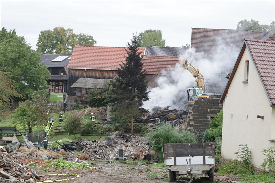 Drei Wohnhäuser brennen während Gewitter - Blitzschlag? Rauchende Trümmer nach dem Großbrand in Drognitz (Landkreis Saalfeld-Rudolstadt), der während eines heftigen Gewitters ausbrach.Bodo Schackow/dpa