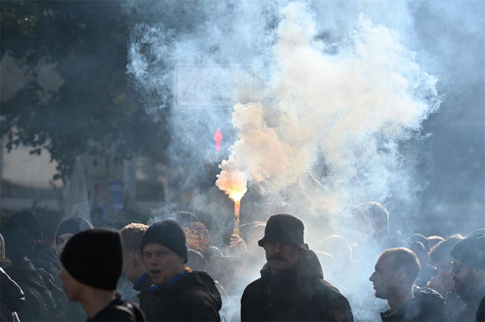 Rauchschwaden beim Braunschweiger Fan-Marsch zum Niedersachsen-Derby.  Swen Pförtner/dpa