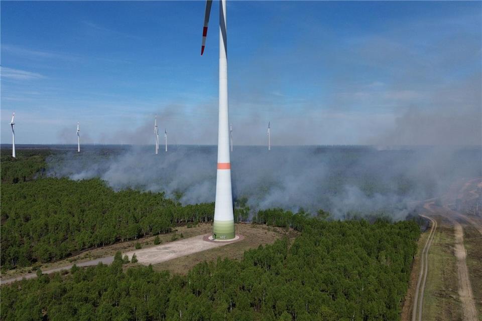 Rauchschwaden steigen aus dem brennenden Wald auf.Manuel Genolet/dpa