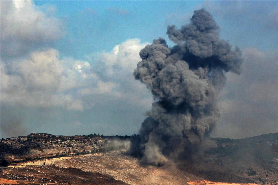 Bilder des Tages Rauchwolken steigen auf nach einem israelischen Luftangriff im Südlibanon.dpa