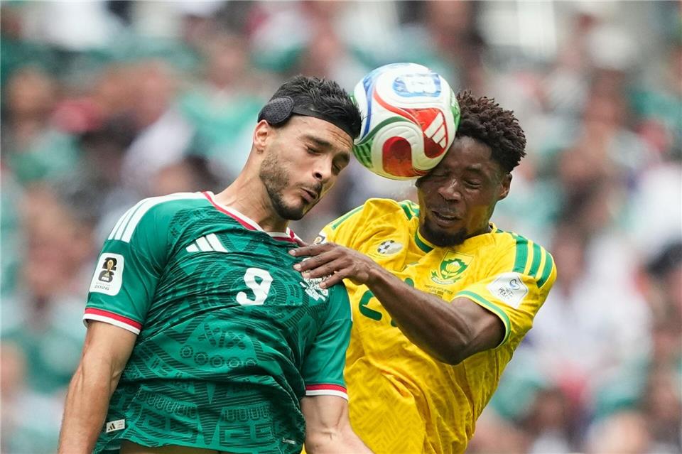 Raúl Jiménez (links) trägt seit einer schweren Kopfverletzung ein Schutzband - Kopfballtore erzielt er weiterhin.Natacha Pisarenko/AP/dpa